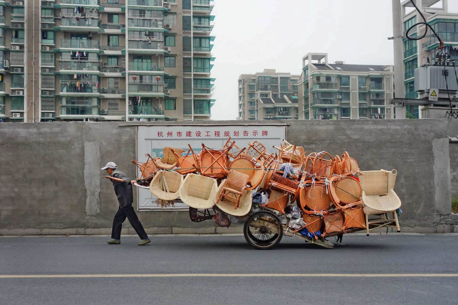 Modern day street peddler. Hangzhou, China 2013 : ALL THINGS CHINA : WESLEY THOMAS WONG PHOTOGRAPHY